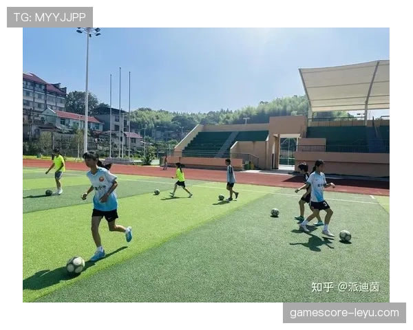 足球夏训营火热开启,年轻球员在训练中收获成长与激情 足球夏训营火热开启,年轻球员在训练中收获成长与激情